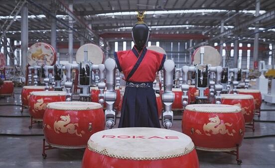 具身轮式双臂机器人鼓乐合奏幕后